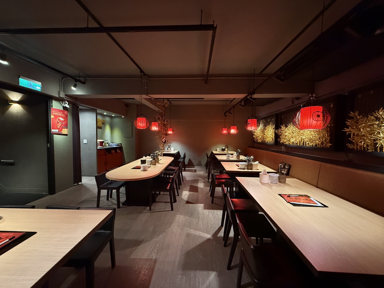 店內實景，中央走道與兩側座席