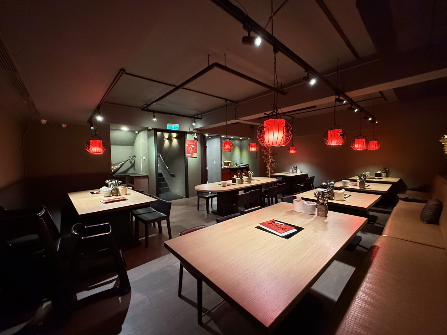 店內實景，通往另一樓層的樓梯與座席配置