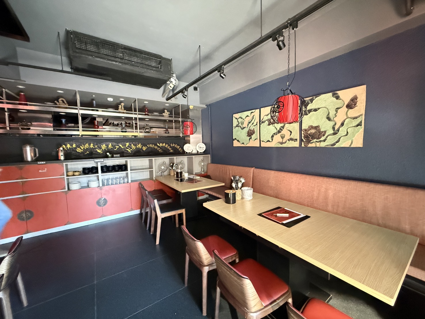 店內實景，靠牆座席與接待櫃檯