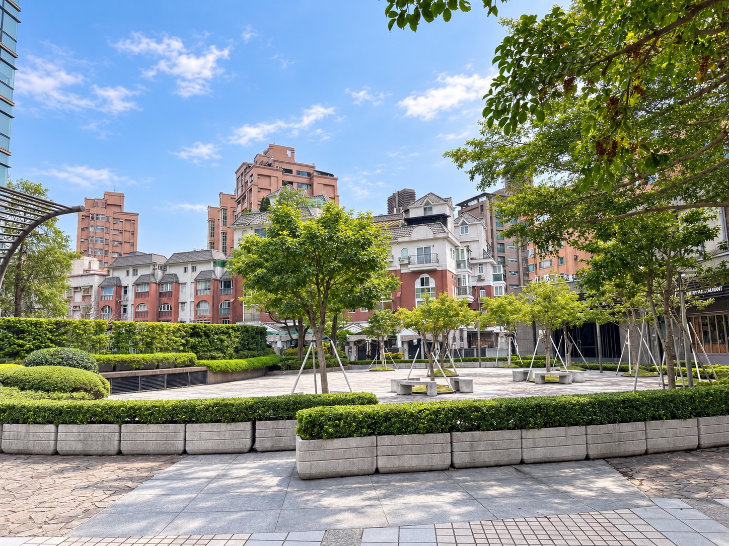 店面對街小公園的廣場與周邊住宅